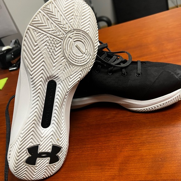 Under Armour Basketball Shoes - Picture 5 of 5
